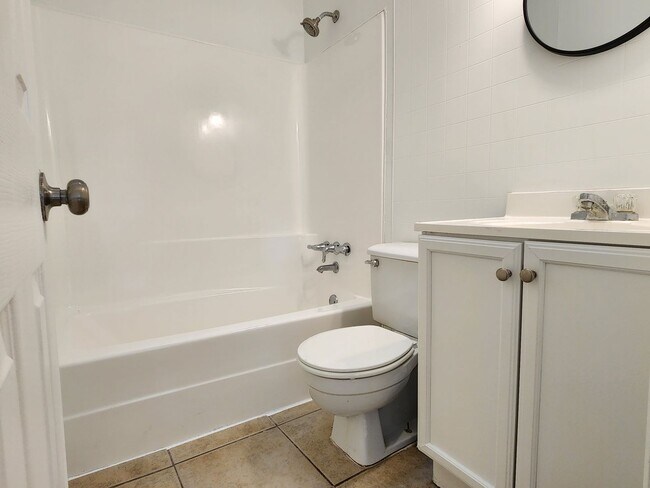 Building Photo - Stunning 4 bedroom, 2 bathroom home locate...