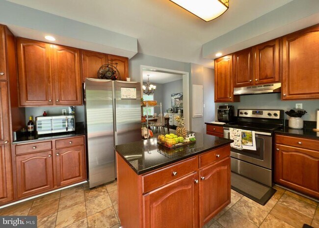 Building Photo - 864 Ridgemont Dr