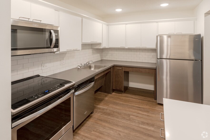 1BR, 1BA Den - 805 SF - The Markham