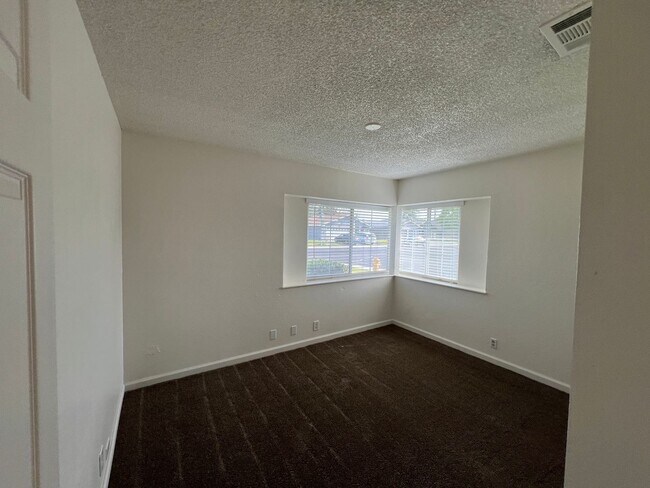 Building Photo - Updated 3 bedroom single story in Manteca!