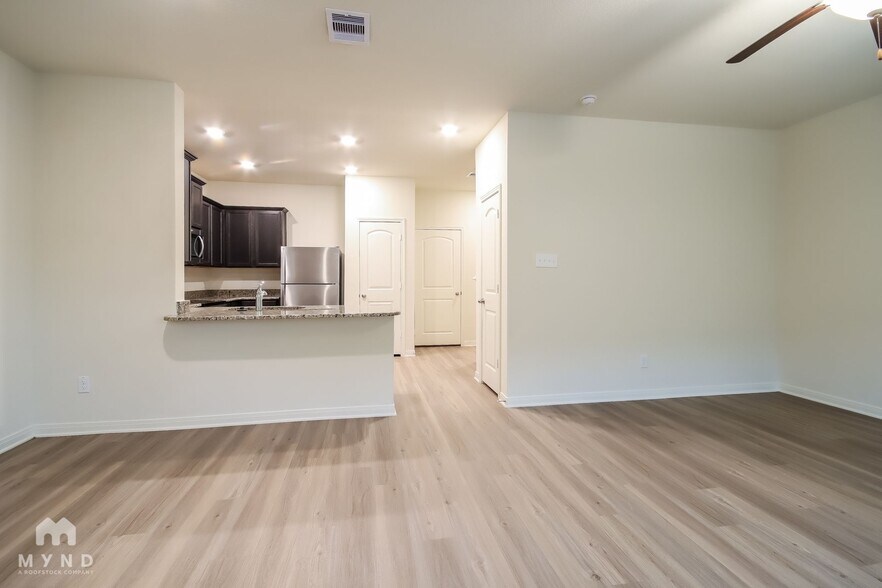Building Photo - 556 Solomon Ln