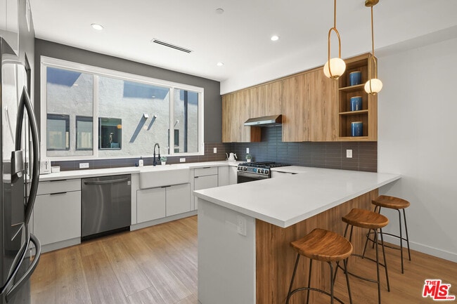 Building Photo - 926 N Ridgewood Pl