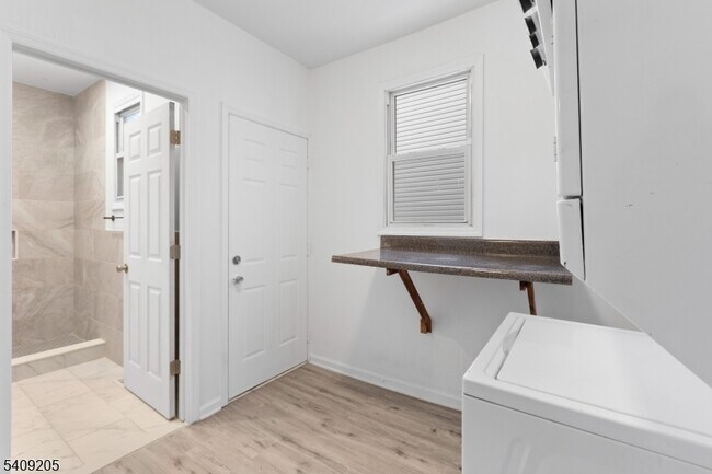 Building Photo - 223 Pine St