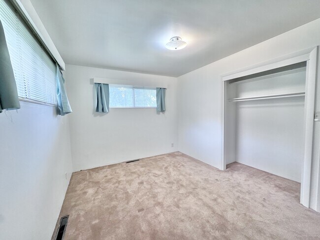 Building Photo - 501 E Sumac Ave
