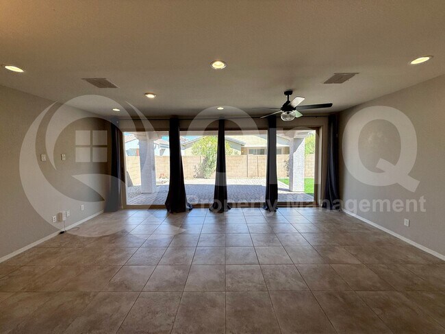Building Photo - 2922 E Wayland Dr