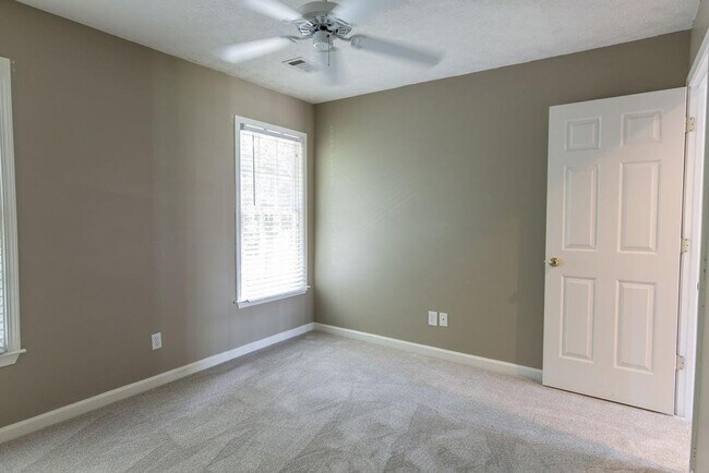 Building Photo - 3360 Shallowford Green Dr