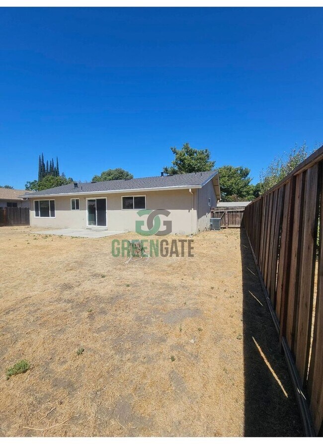 Building Photo - 3 BEDROOM 2 BATH HOME MOVE IN READY IN MOD...