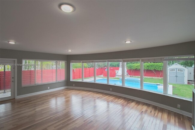Building Photo - 3722 Royal Palm Ave