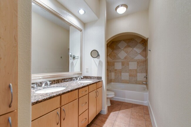 Building Photo - Green Hills/Belmont 2-Bed/2-Bath w/ Garage!