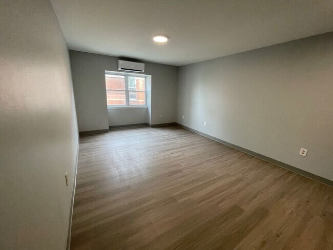Interior Photo - 900 North Street