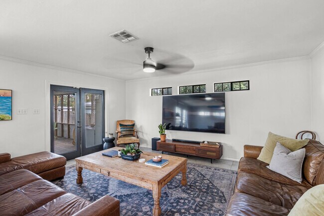 Building Photo - 306 Naples St