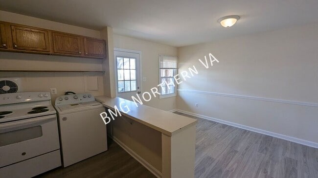 Building Photo - 9819 Town Ln