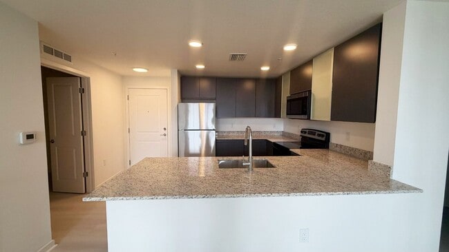Building Photo - Luxury Condo in Millenia