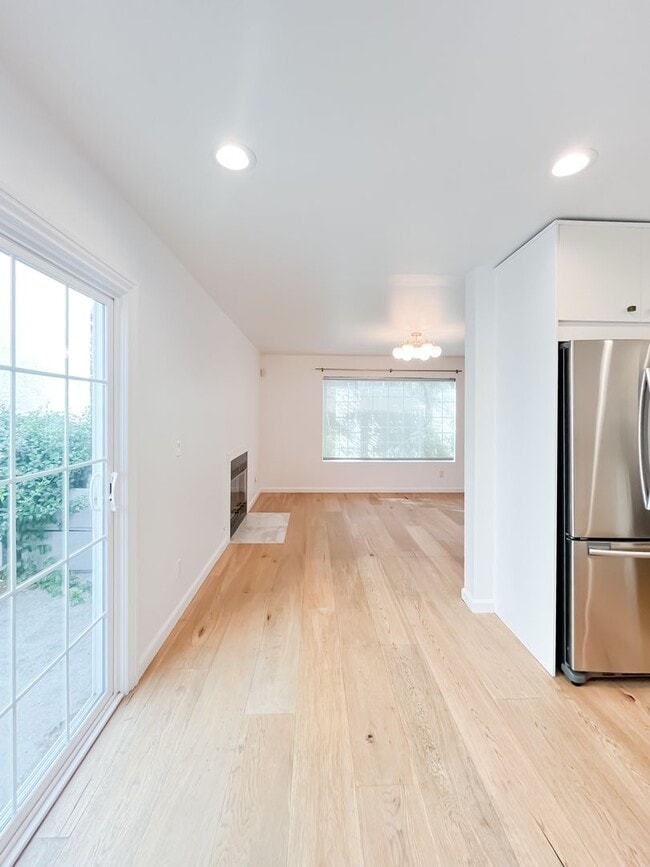 Building Photo - Breathtaking 2-Bedroom Townhome with 2-Car...