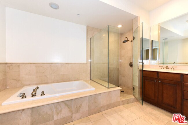 Building Photo - 2347 Fox Hills Dr