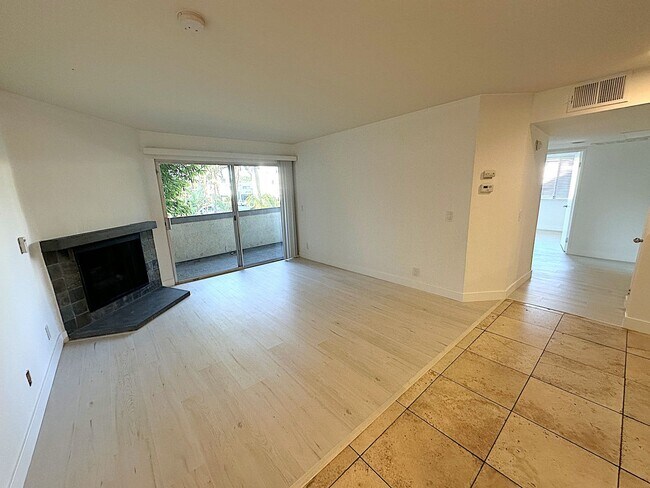 Building Photo - Beautiful 2-Bed, 2-Bath Winnetka Condo – S...