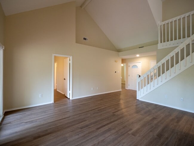 Building Photo - Charming 2-Bedroom Home with Versatile Lof...