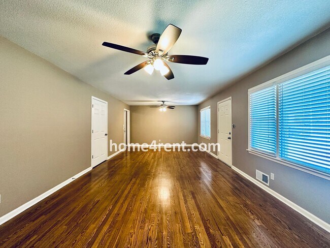 Building Photo - Beautifully Updated Home in Prime Overland...