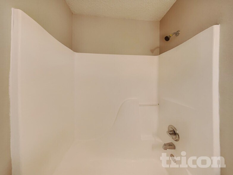 Building Photo - 2220 Lakecrest Dr