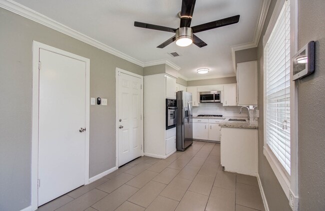 Building Photo - 9410 Highmeadow Dr