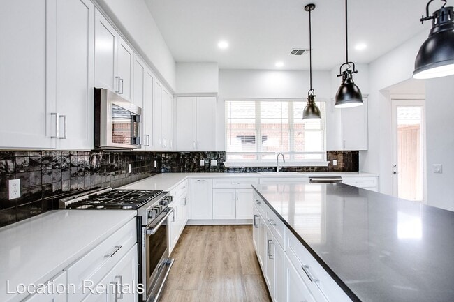 Building Photo - 3 br, 2.5 bath House - 11518 Savannah Avenue