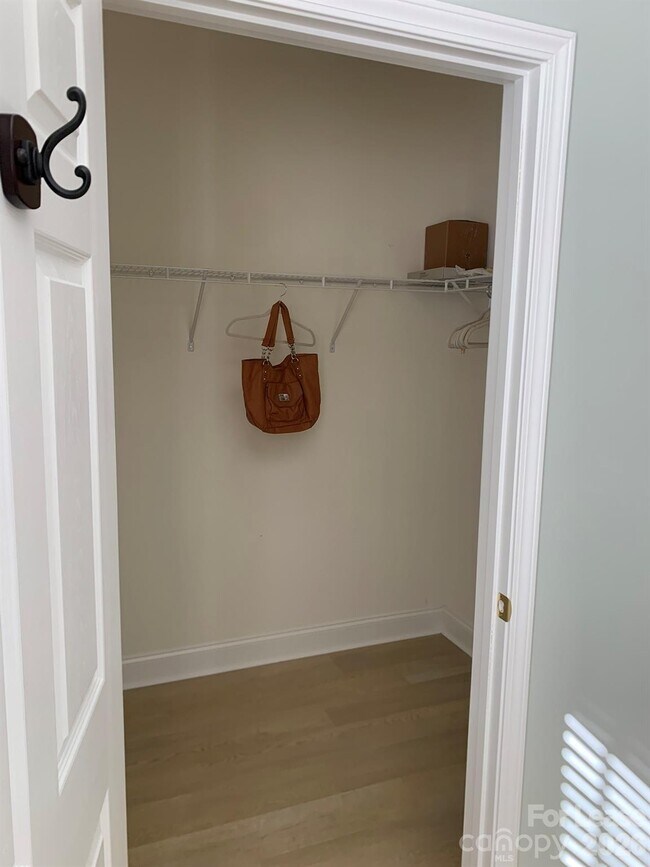 Building Photo - 9033 Rosalyn Glen Rd