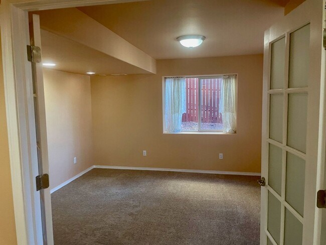 Building Photo - BEAUTIFUL MOUNTAIN SHADOWS 5BD HOME with A/C- Security Deposit Waiver Available