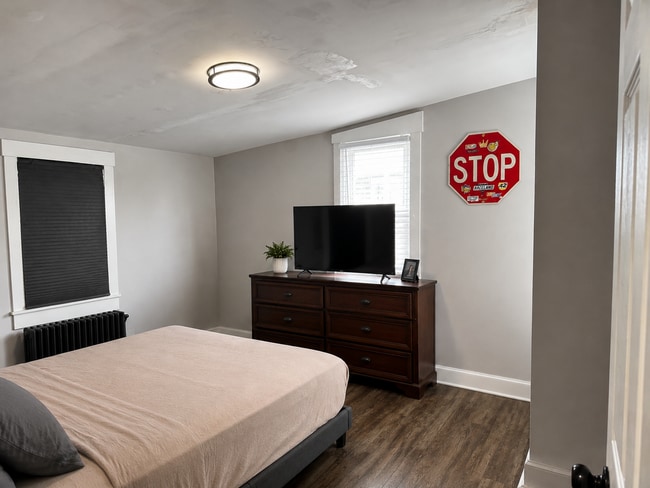 Building Photo - Modern 2 bedroom End-of-Row Townhome in Rothsville - w/ Garage & In Unit Laundry!
