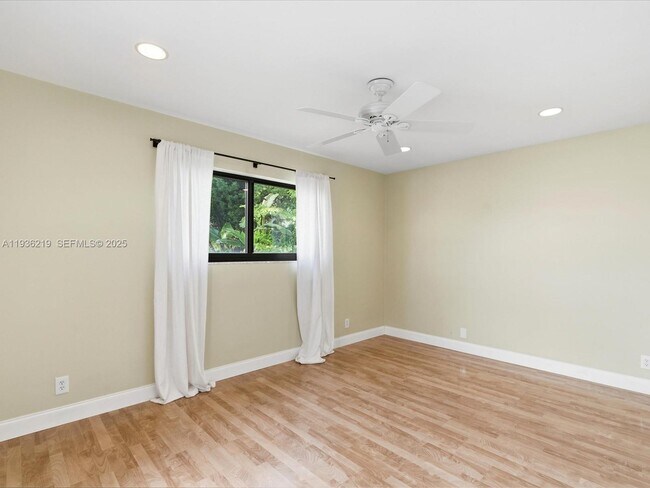 Building Photo - 21151 NE 22nd Ct