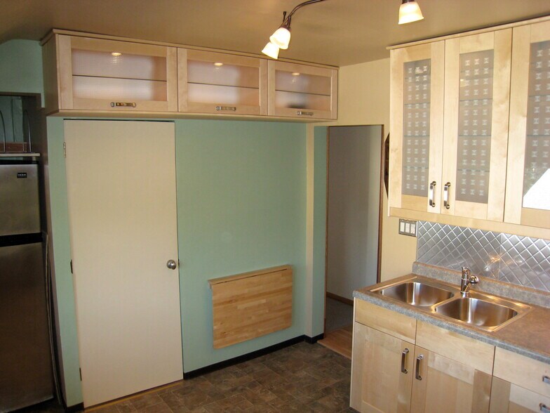 Kitchen - 314 3rd Ave SE