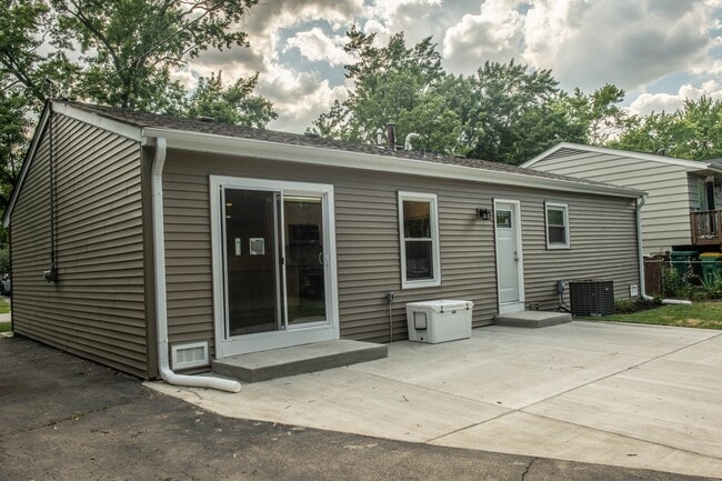 Building Photo - 1028 Valley Stream Dr