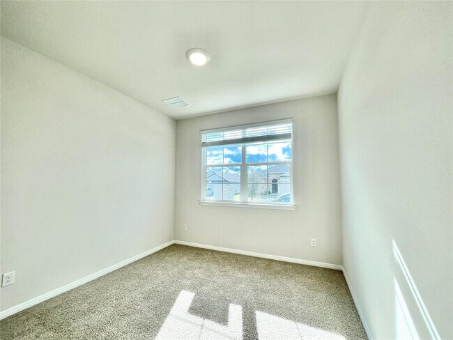 Building Photo - 467 Evergreen Sumac Lp