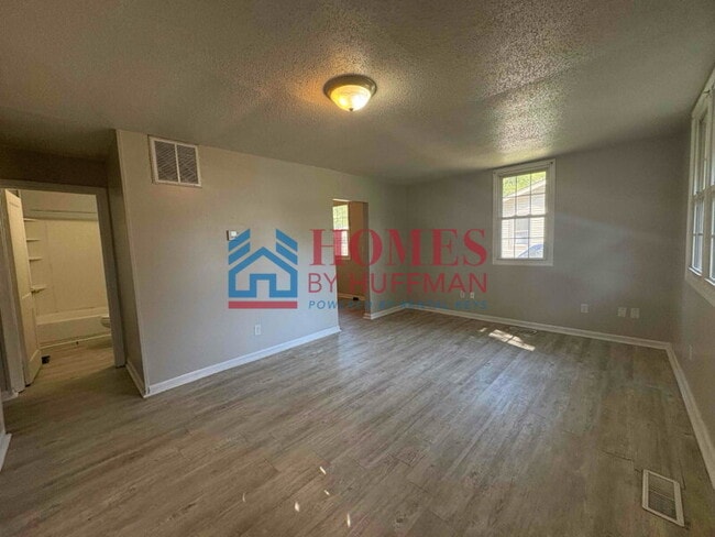 Building Photo - Three Bedroom | House | Pet Friendly | Mov...