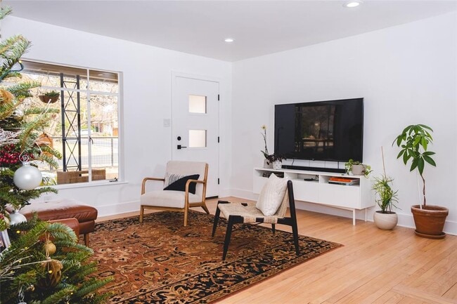 Building Photo - 2211 1/2 Pasadena Dr