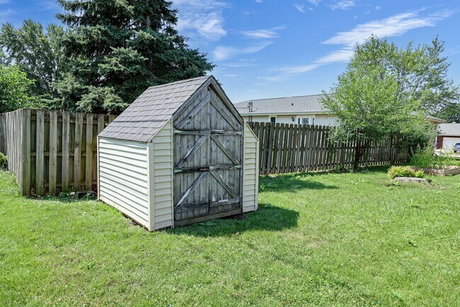 Building Photo - 1216 Meadow Ln