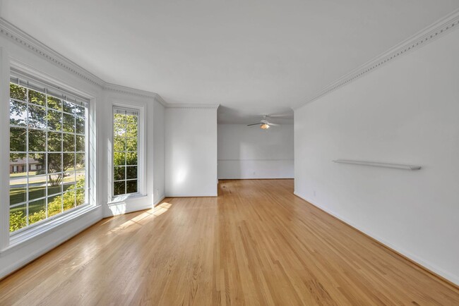 Building Photo - One level living in the heart of Brentwood