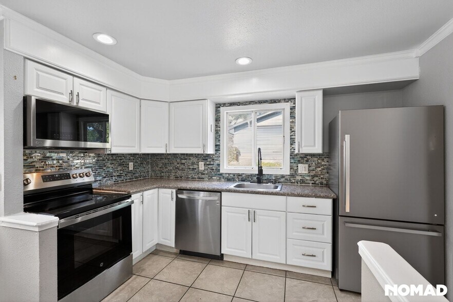 Building Photo - 1137 Pando Ave