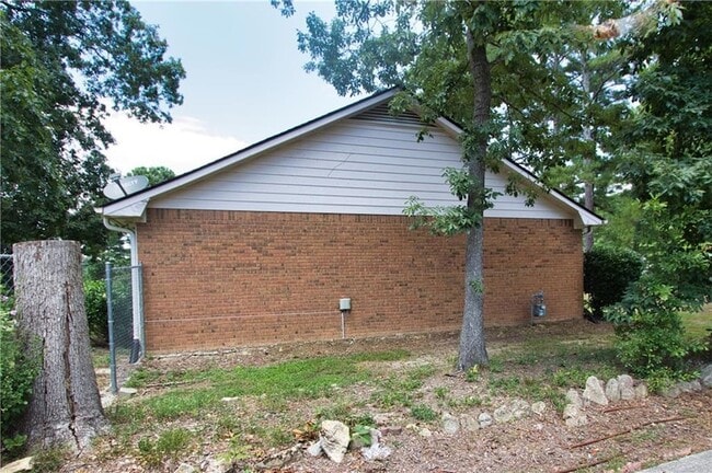 Building Photo - 2421 Sherrie Ln SW