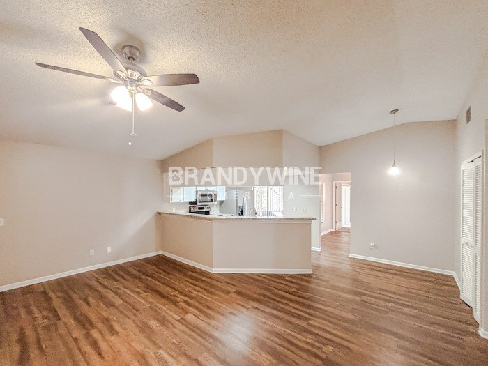 Building Photo - 734 Sandy Creek Dr