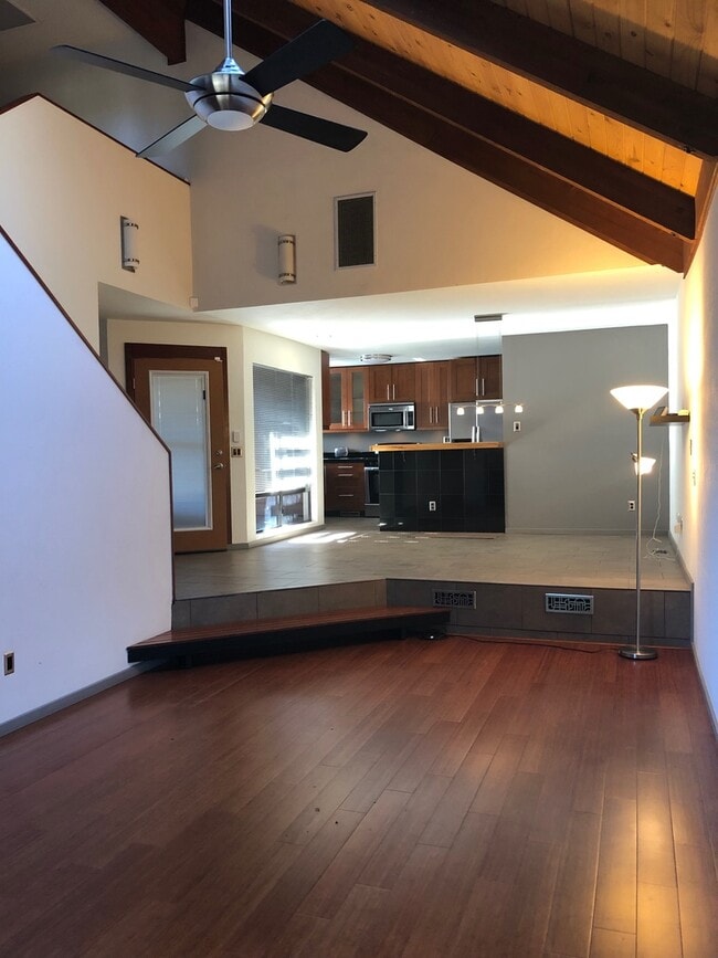 Building Photo - Furnished 2 bedroom 2 bath, WiFi and Garba...