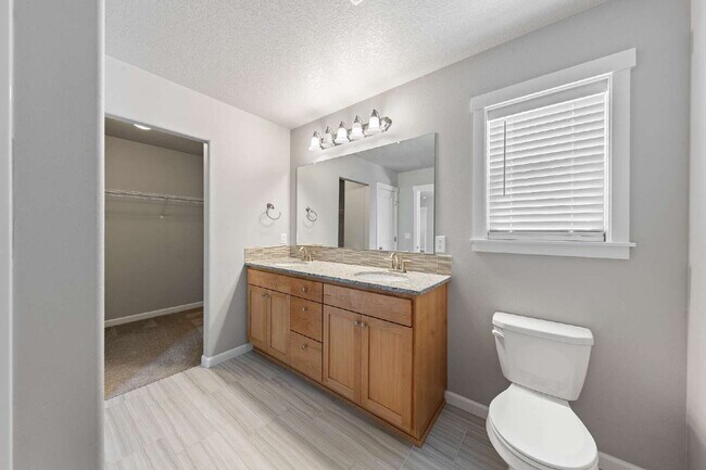 Building Photo - Spacious 4 bedroom home in Dayton