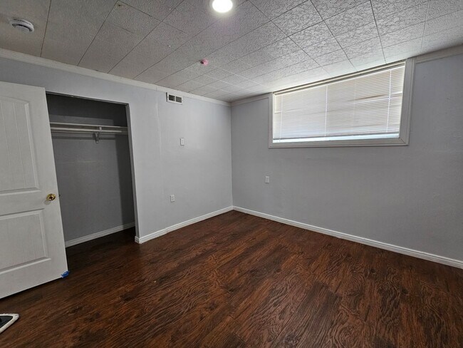 Building Photo - Beautiful 5 Bedroom home in Great Layton Location!