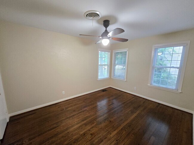 Building Photo - Midway Hollow 3 bed/2 bath Cottage Style Home