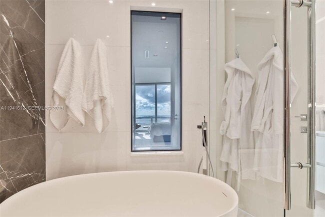 Building Photo - 300 Biscayne Blvd Way