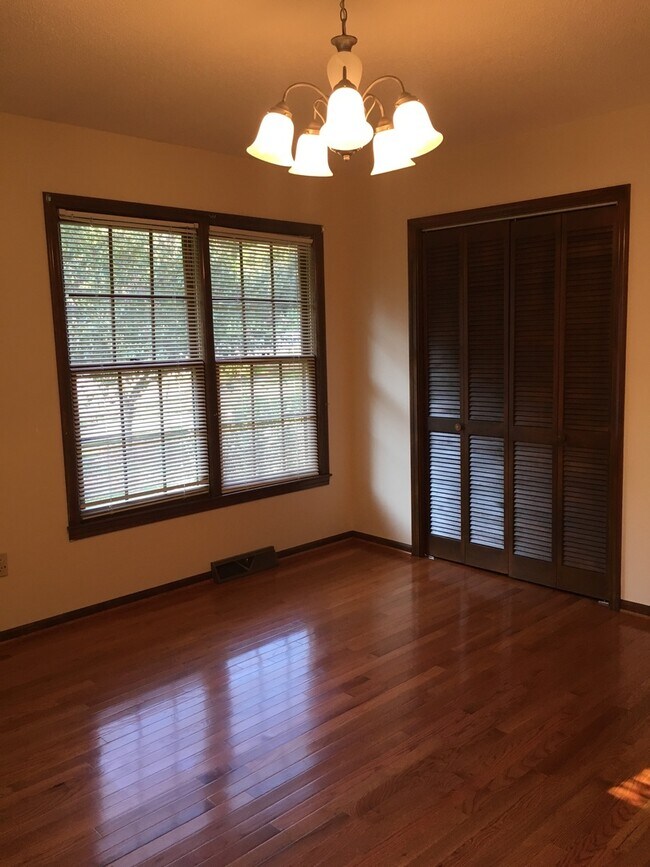 Building Photo - Spacious 3 Bedroom 2.5 Bath home located i...