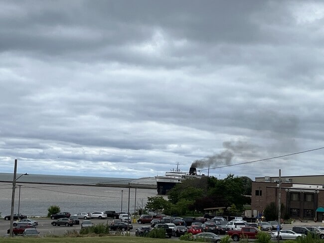 Building Photo - 412-412 N Lake St