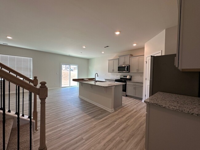 Building Photo - Brand New Home