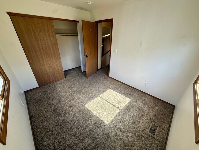 Building Photo - 3 Bedroom 2 Bath Tri Level Home with 2 Car...