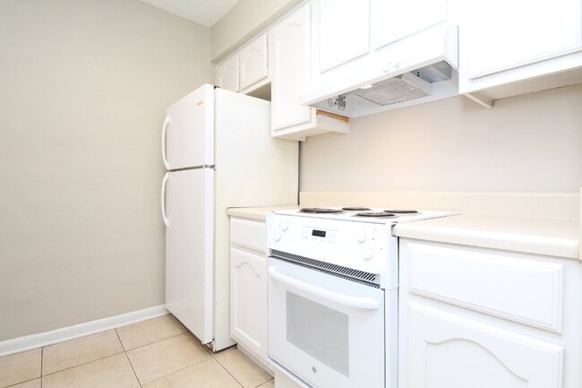 Building Photo - Updated 1-Bedroom Condo in Bay Winds – Wat...