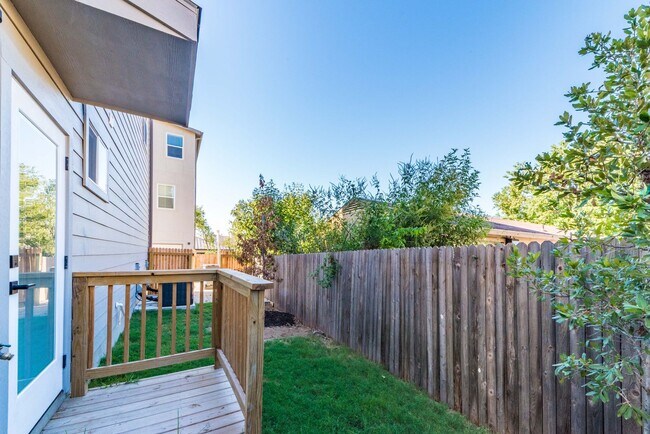 Building Photo - 1618 W Lawndale Dr
